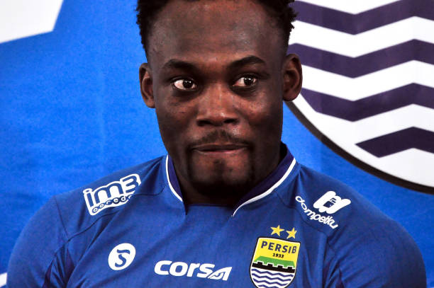 former-player-of-chelsea-fc-michael-essien-followed-his-first-workout-picture-id663636766