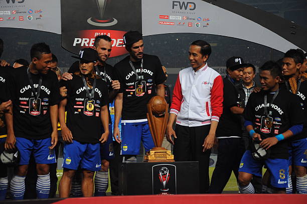 president-joko-widodo-congratulated-the-persib-team-for-its-great-to-picture-id493410730
