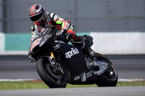 sam-lowes-of-great-britain-and-aprilia-racing-team-gresini-heads-down-picture-id633080944