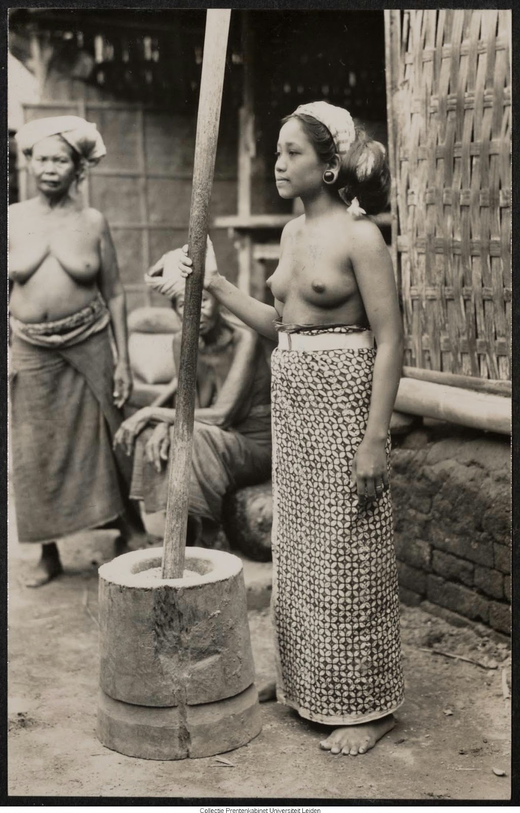 foto-kuno-pulau-bali-tempoe-doeloe-old-bali-island-indonesia-photography-pic-collectie-tropenmuseum-old-pic-balinese-girls-topless-2