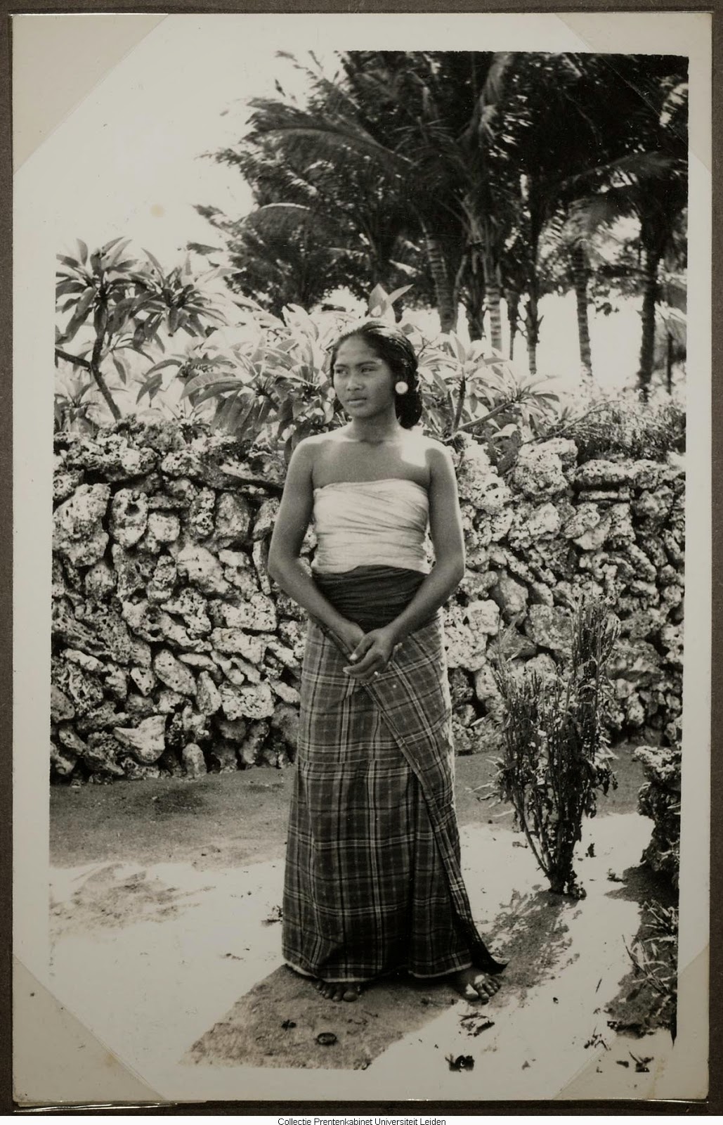 kumpulan-foto-gadis-bali-tempoe-doeloe-telanjang-dada-tahun-1910-1930-balinese-topless-girls-vintage-photography-11