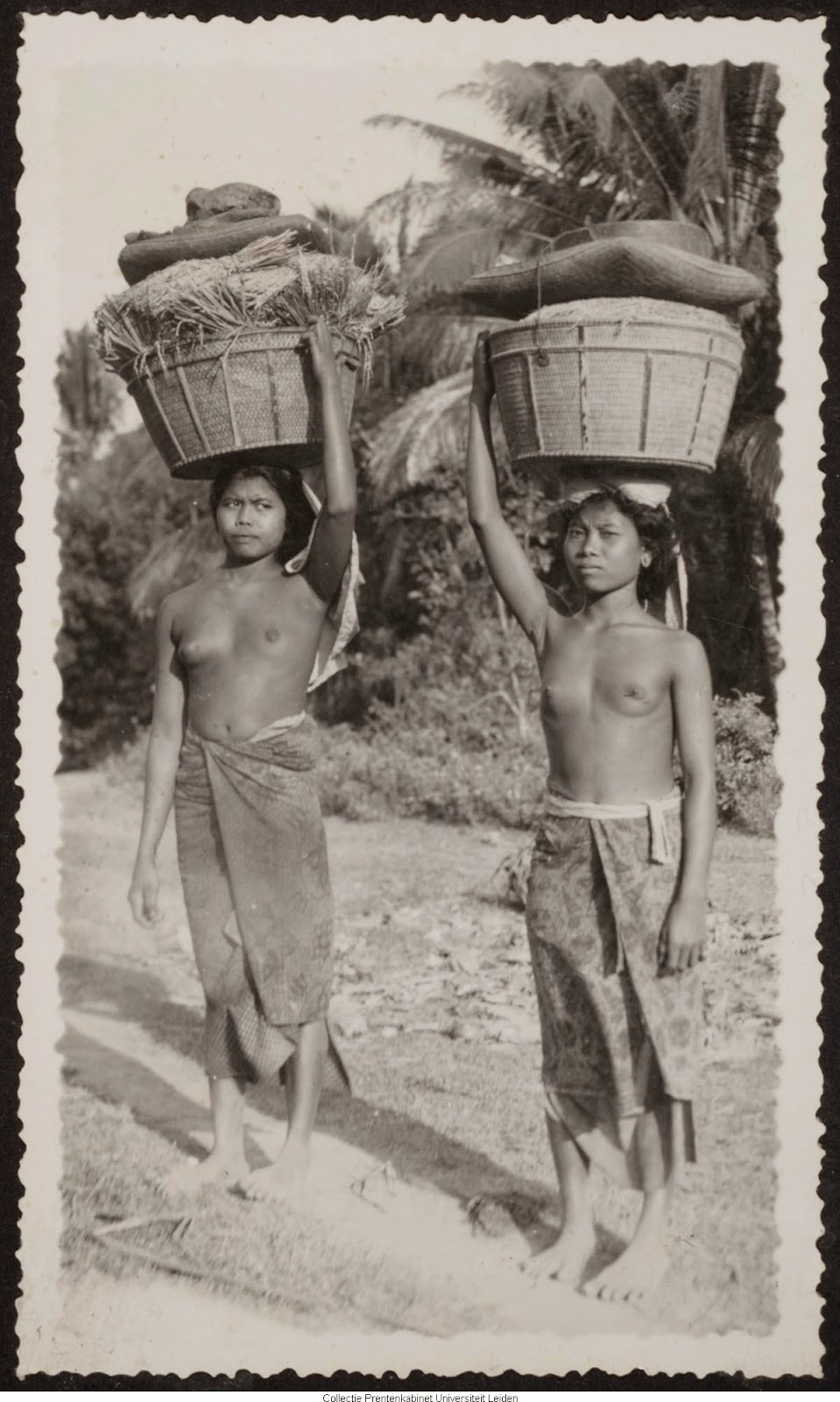 kumpulan-foto-gadis-bali-tempoe-doeloe-telanjang-dada-tahun-1910-1930-balinese-topless-girls-vintage-photography-12
