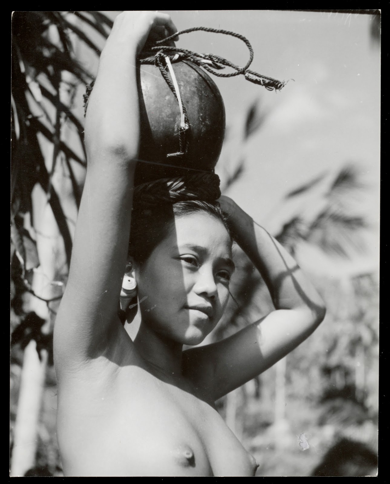 kumpulan-foto-gadis-bali-tempoe-doeloe-telanjang-dada-tahun-1910-1930-balinese-topless-girls-vintage-photography-16