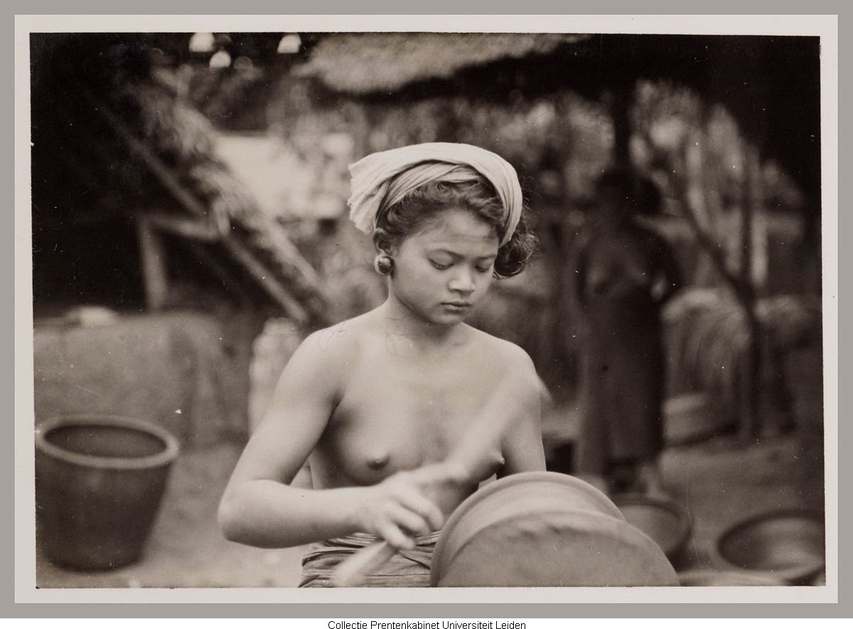 kumpulan-foto-gadis-bali-tempoe-doeloe-telanjang-dada-tahun-1910-1930-balinese-topless-girls-vintage-photography-2
