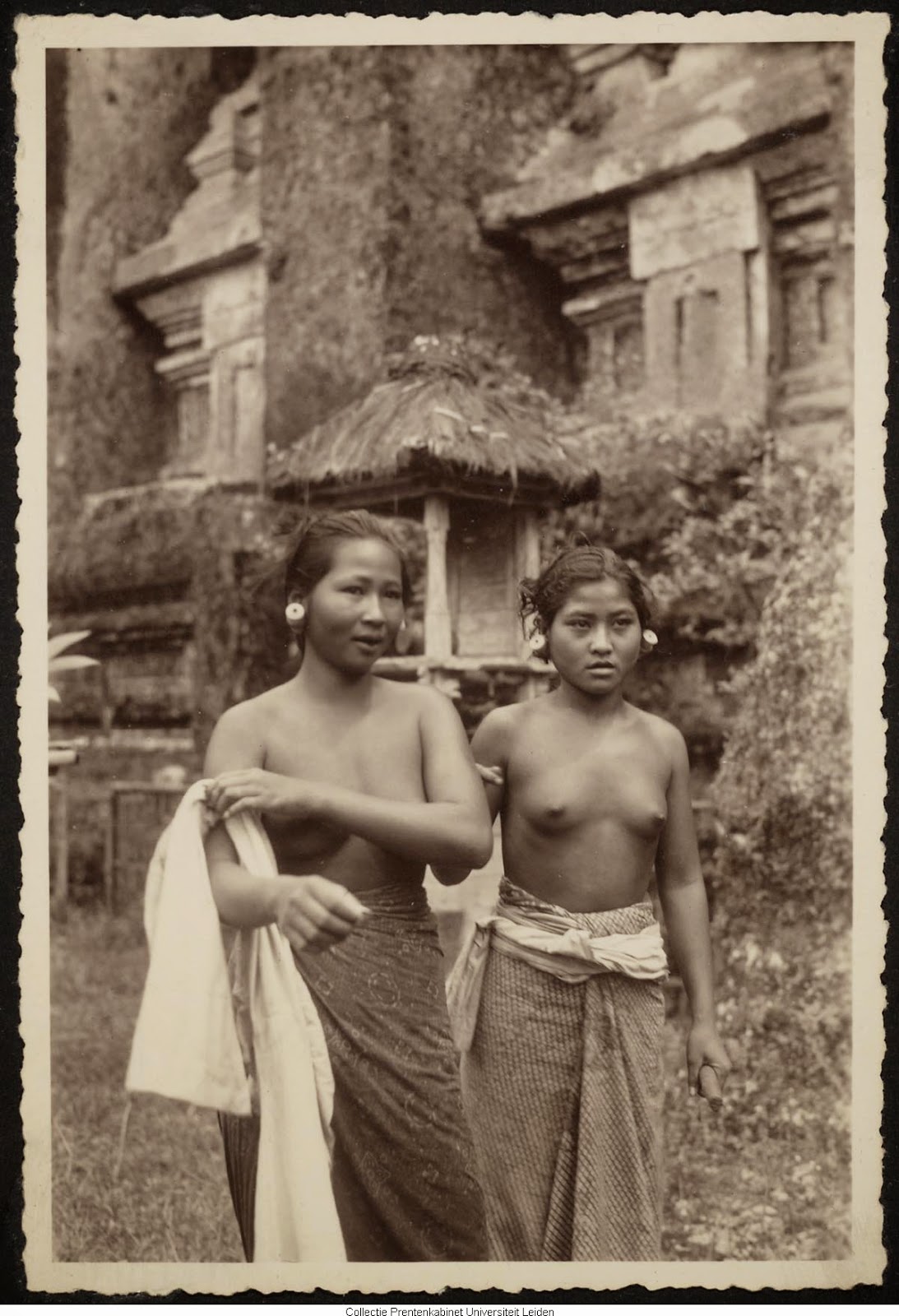 kumpulan-foto-gadis-bali-tempoe-doeloe-telanjang-dada-tahun-1910-1930-balinese-topless-girls-vintage-photography-23