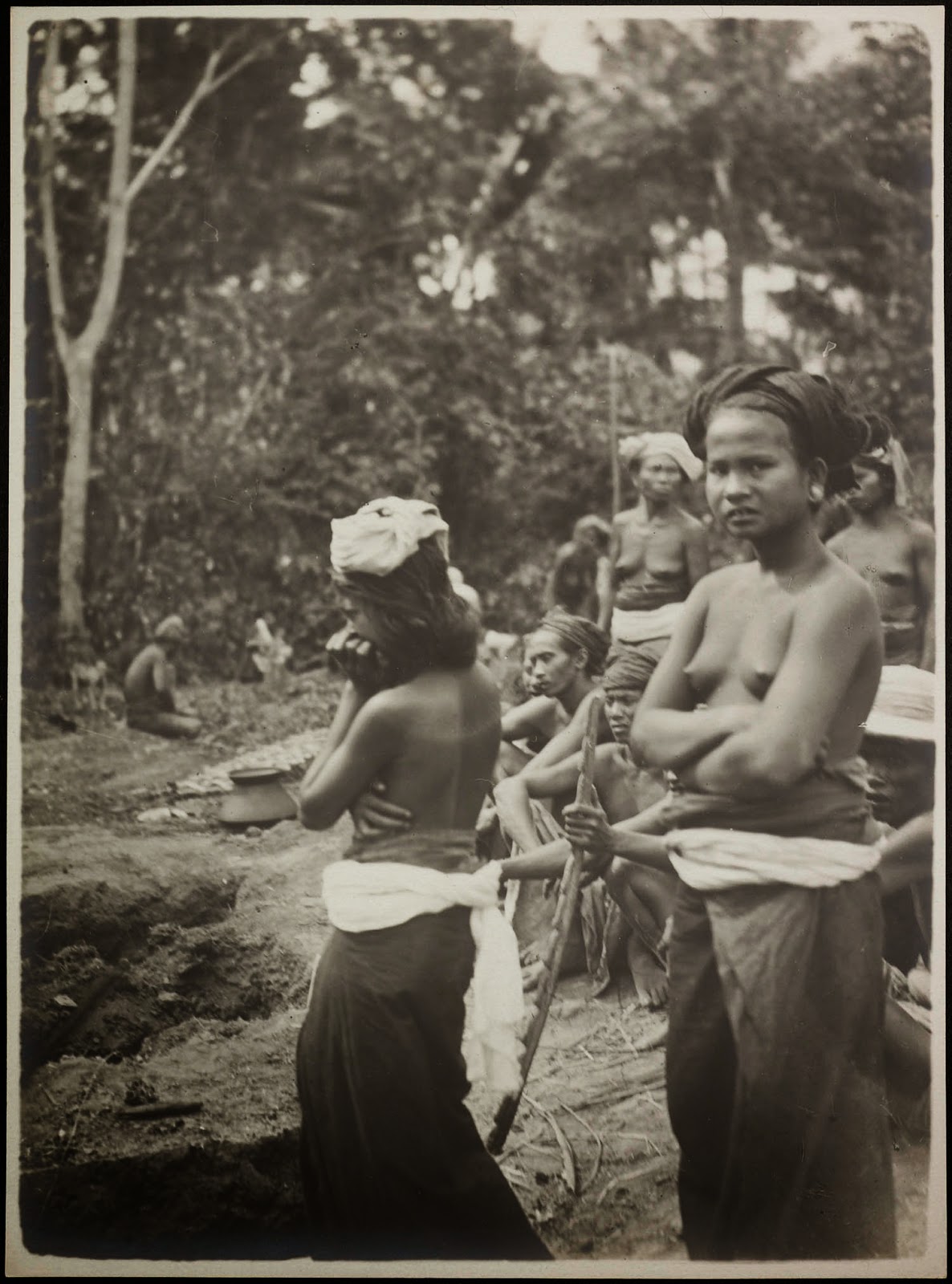 kumpulan-foto-gadis-bali-tempoe-doeloe-telanjang-dada-tahun-1910-1930-balinese-topless-girls-vintage-photography-25