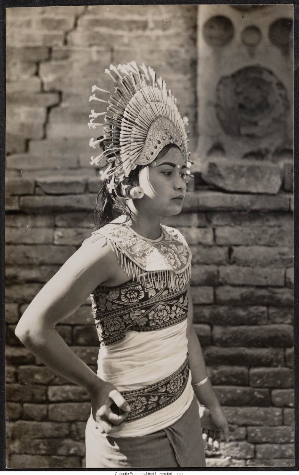 kumpulan-foto-gadis-bali-tempoe-doeloe-telanjang-dada-tahun-1910-1930-balinese-topless-girls-vintage-photography-27