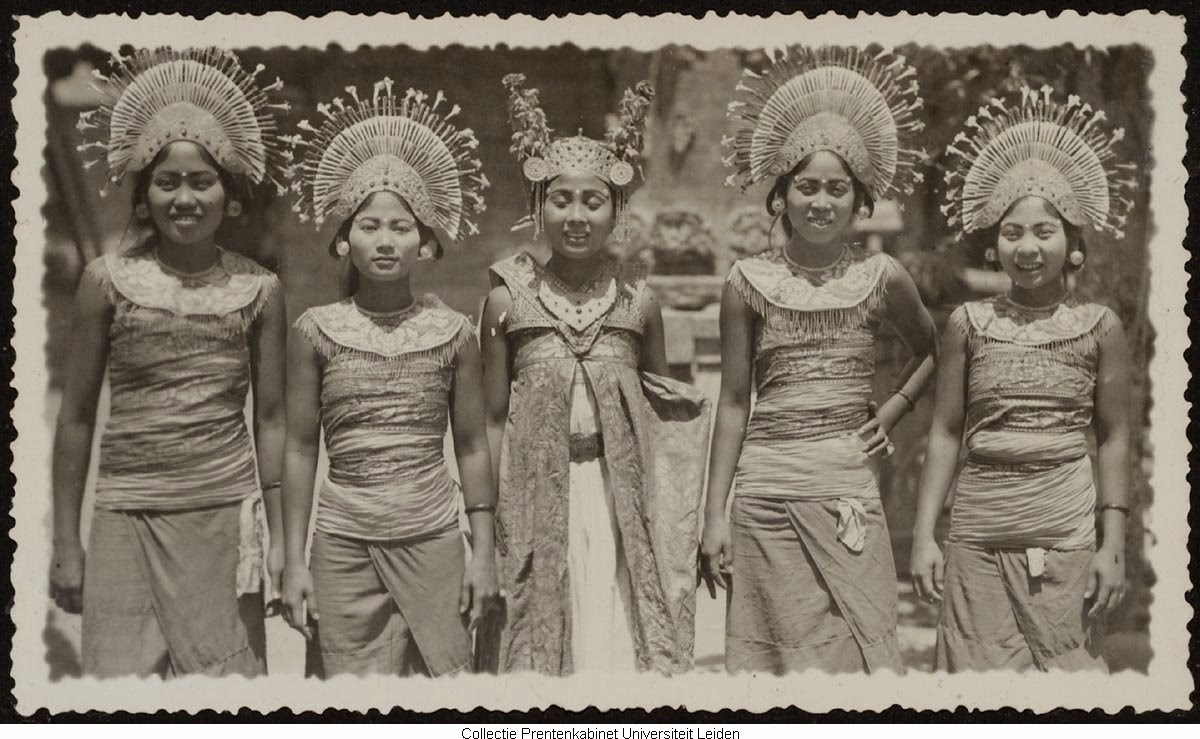 kumpulan-foto-gadis-bali-tempoe-doeloe-telanjang-dada-tahun-1910-1930-balinese-topless-girls-vintage-photography-28