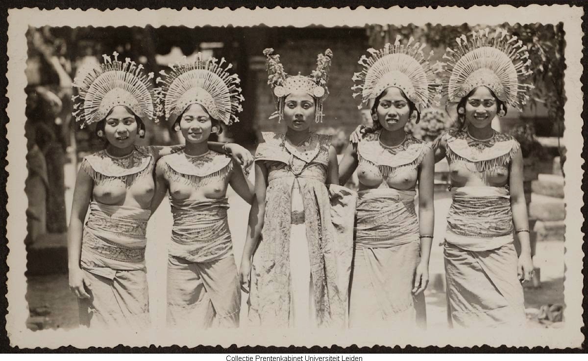 kumpulan-foto-gadis-bali-tempoe-doeloe-telanjang-dada-tahun-1910-1930-balinese-topless-girls-vintage-photography-29