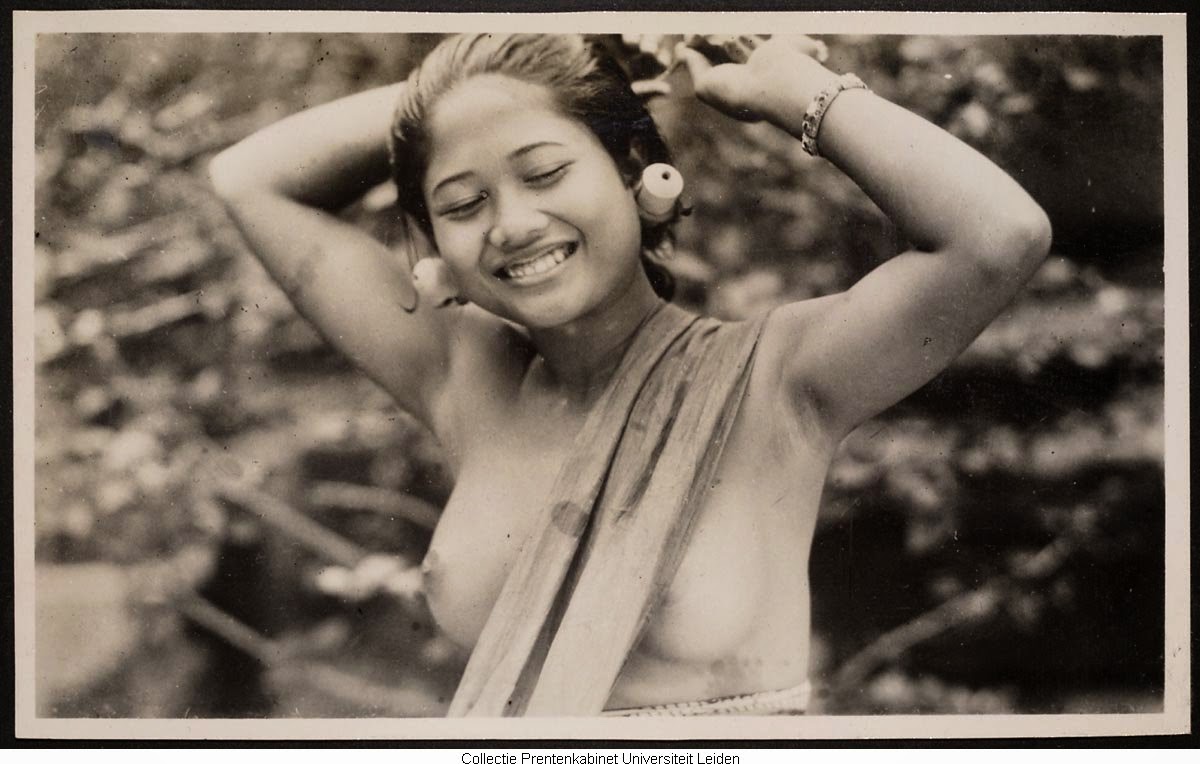 kumpulan-foto-gadis-bali-tempoe-doeloe-telanjang-dada-tahun-1910-1930-balinese-topless-girls-vintage-photography-3