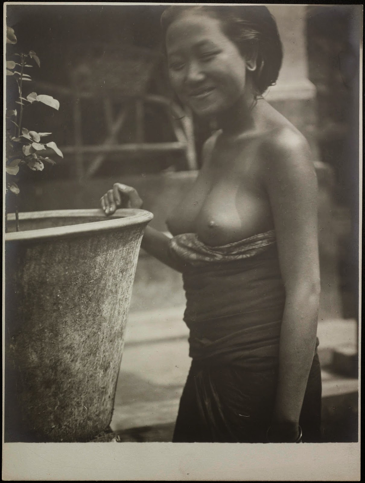 kumpulan-foto-gadis-bali-tempoe-doeloe-telanjang-dada-tahun-1910-1930-balinese-topless-girls-vintage-photography-31