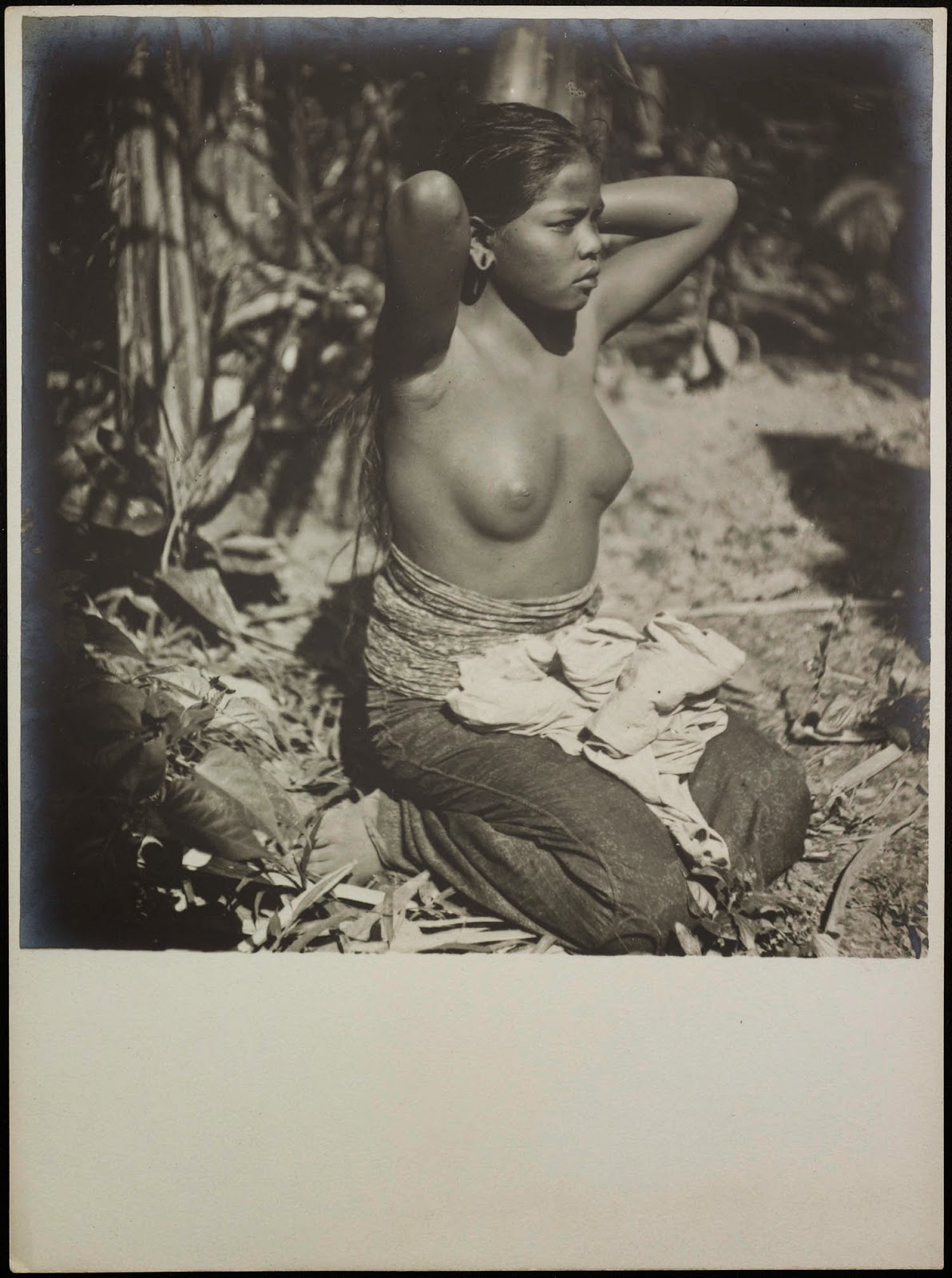 kumpulan-foto-gadis-bali-tempoe-doeloe-telanjang-dada-tahun-1910-1930-balinese-topless-girls-vintage-photography-32