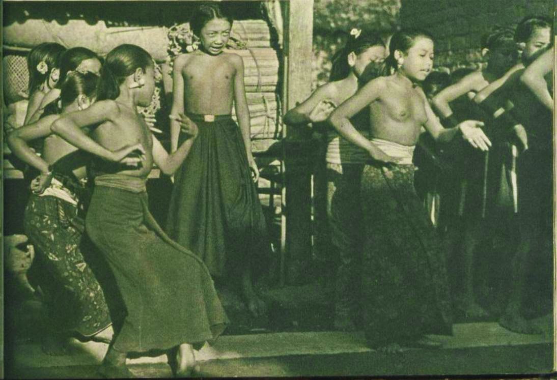 kumpulan-foto-gadis-bali-tempoe-doeloe-telanjang-dada-tahun-1910-1930-balinese-topless-girls-vintage-photography-34