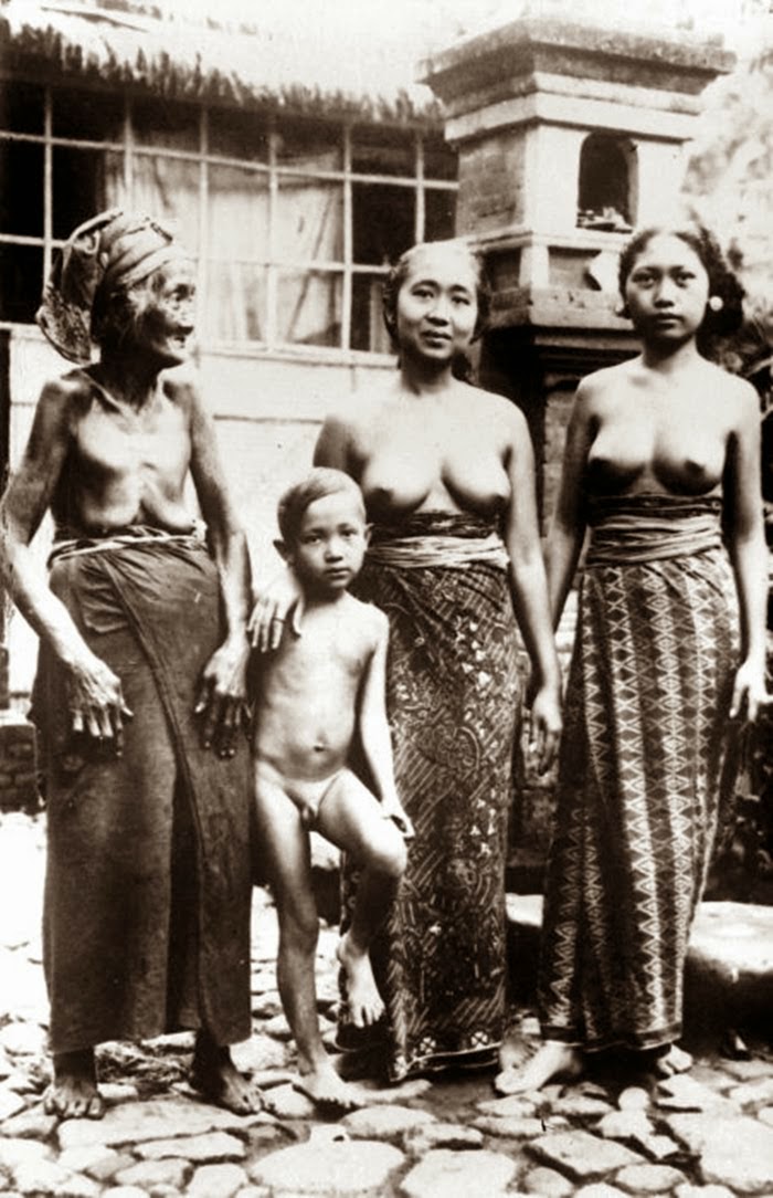 kumpulan-foto-gadis-bali-tempoe-doeloe-telanjang-dada-tahun-1910-1930-balinese-topless-girls-vintage-photography-9